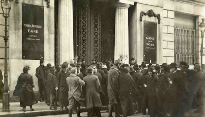 Bankbetét tulajdonosok állnak a Hazai Bank előtt 1918.png